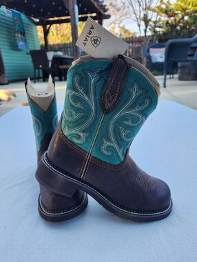 Ariat NWT Women’s Fatbaby Heritage Western Boots - Worn Hickory/ Shamrock SZ 8 B